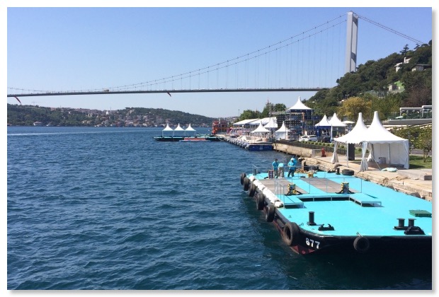 Ponton, von dem das Bosporus-Schwimmen später gestartet wird