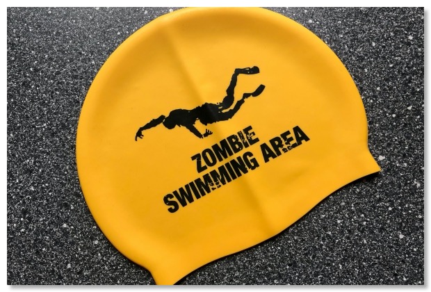 Badekappe mit Aufdruck Zombie Swimming Area